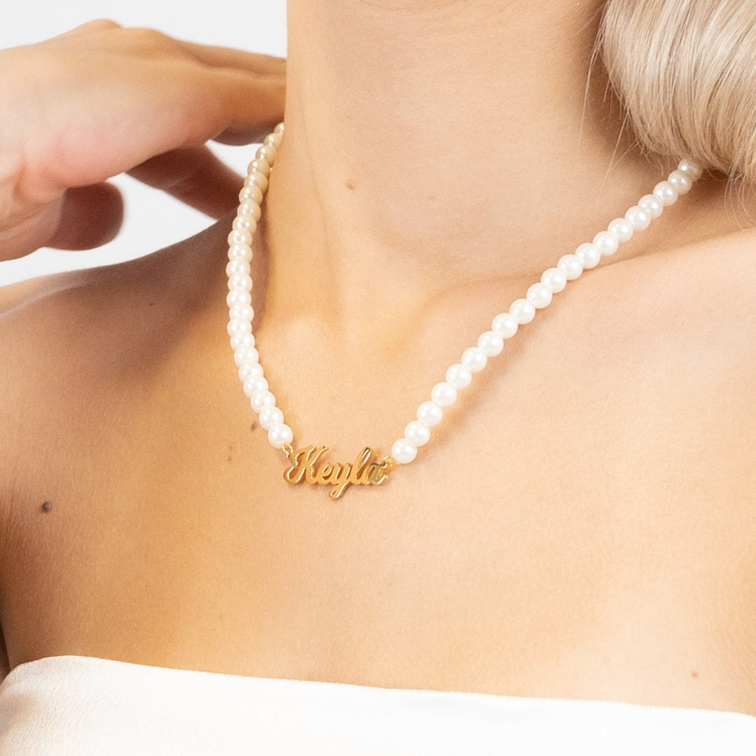 Elegantní náhrdelník s perlou ve tvaru jména ve skriptu